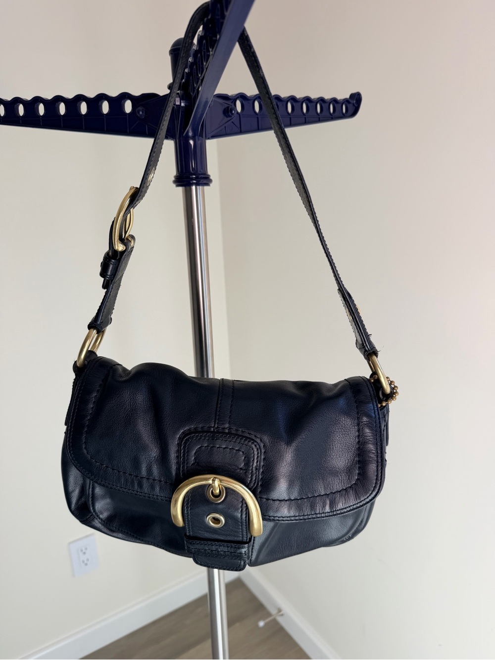 SOLD✅ Coach Black Leather Shoulder Bag with Gold Hardware - Picture 3 of 13